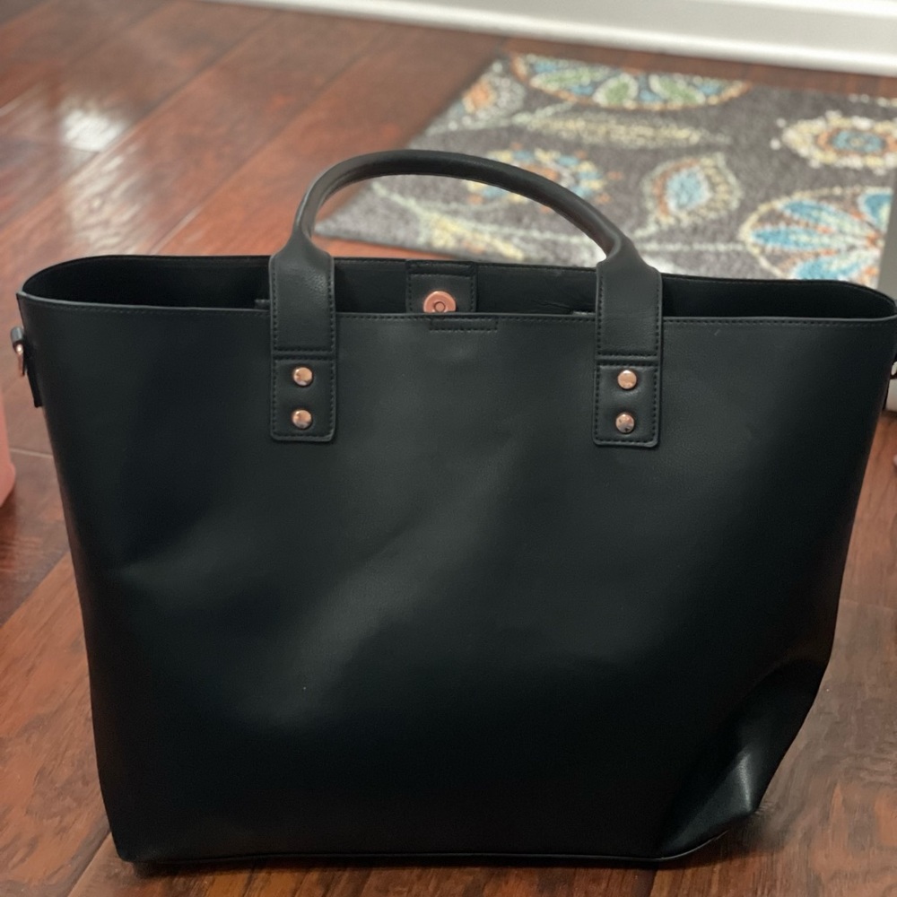 iFly tote in Black gently used comes with smaller pouch and longer strap